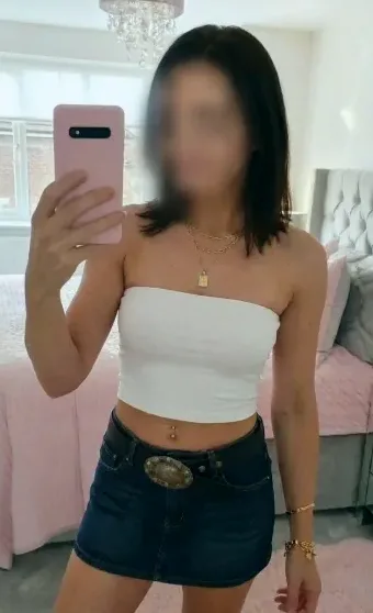 Mia, 24