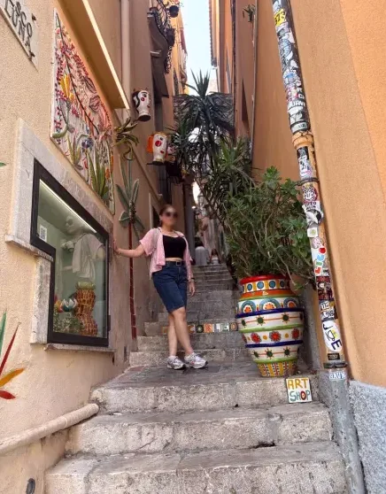 Rebecca, 35